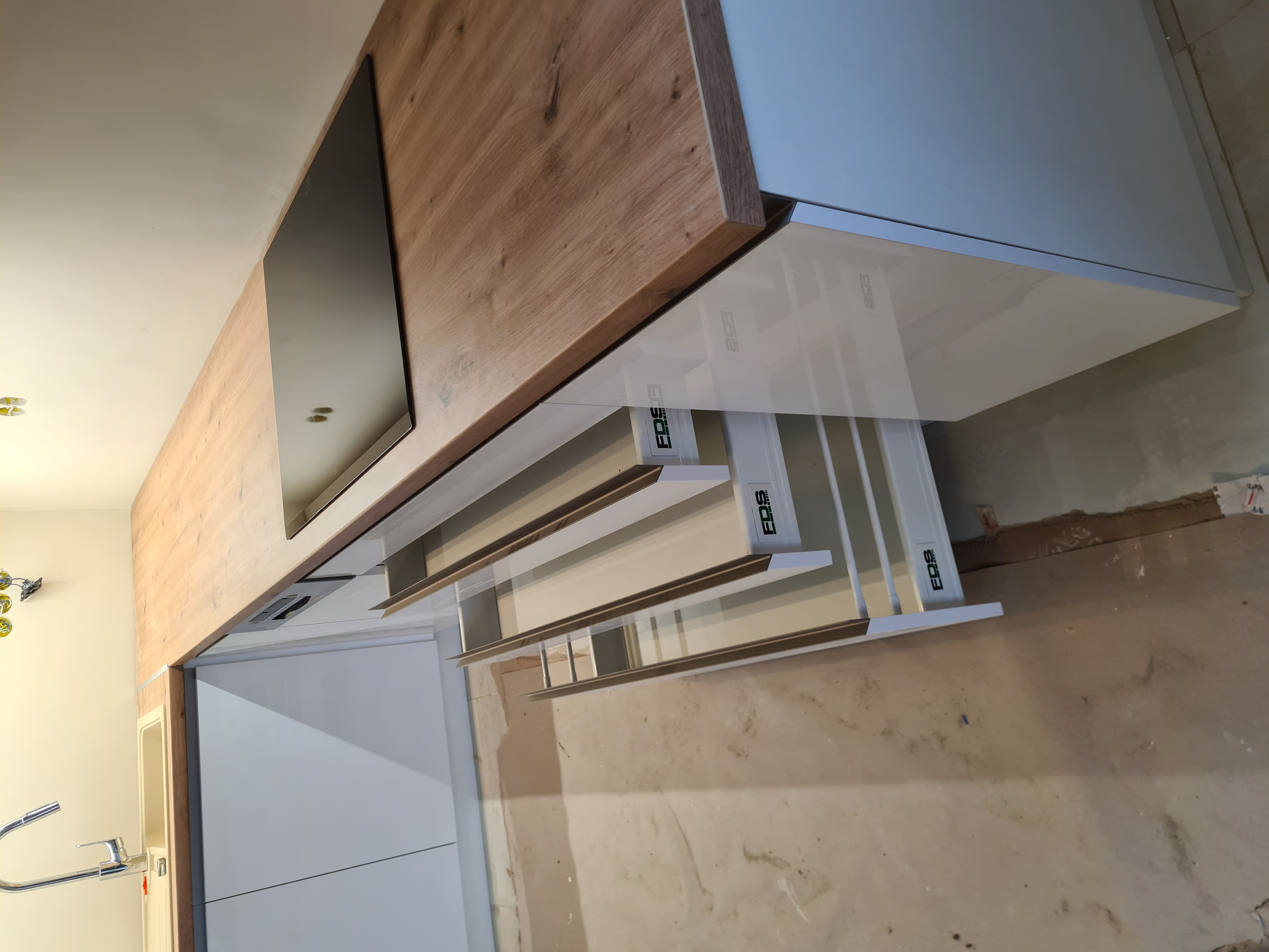 Egyszerű, tiszta nappali TV-fal